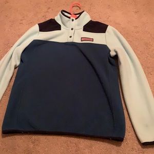 A Vineyard Vines pullover. In Great Condition.